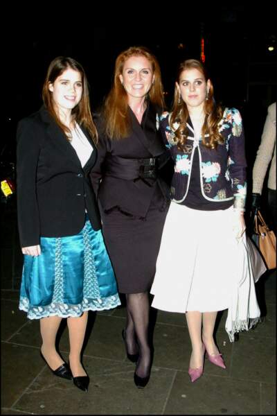 La princesse Eugénie d'York, sa mère Sarah Ferguson et sa soeur Béatrice d'York au théâtre pour découvrir la pièce "Une femme en blanc"