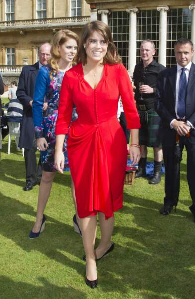 La princesse Eugénie d'York dans les jardins de Buckingham Palace en juin 2012