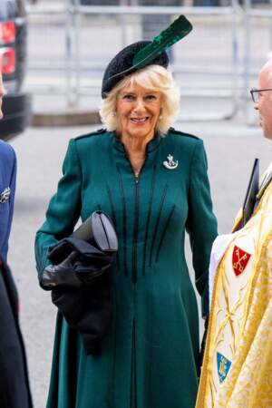 Camilla Parker Bowles est so chic avec un chapeau et un manteau vert à Londres, le 29 mars 2022.