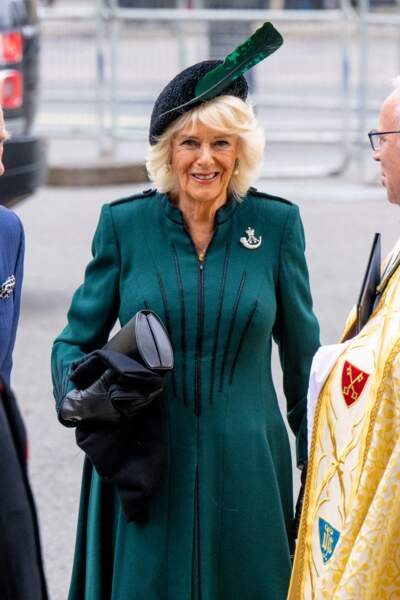 Camilla Parker Bowles est so chic avec un chapeau et un manteau vert à Londres, le 29 mars 2022.