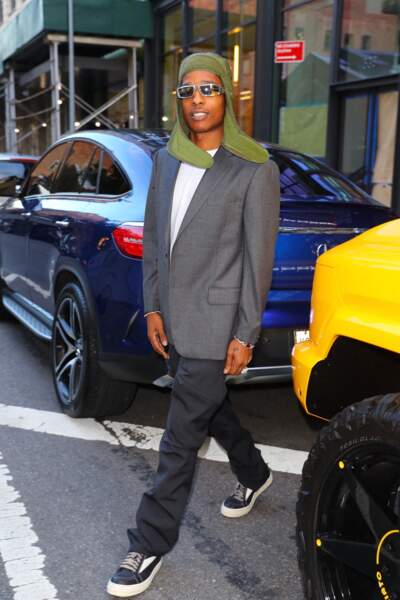 A$AP Rocky, le rappeur américain en veste de blazer grise en cagoule kaki dans les rues de New York, le 12 septembre 2022. 