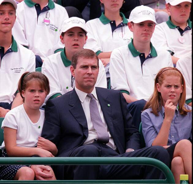 La princesse Eugénie d'York, son père le prince Andrew et sa soeur Béatrice d'York lors d'un match de tennis à Londres, le 2 juillet 2000