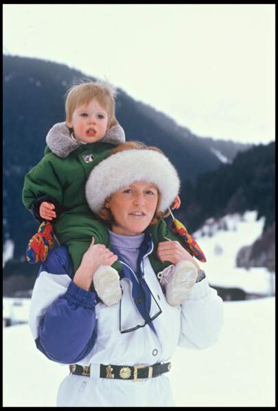 La princesse Eugénie d'York sur les épaules de Sarah Ferguson à Klosters (en Suisse), en 1991