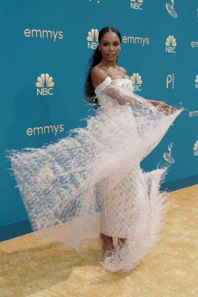 Zuri Hall en robe blanche et légère aux Emmy Awards à Los Angeles, le 13 septembre 2022. 