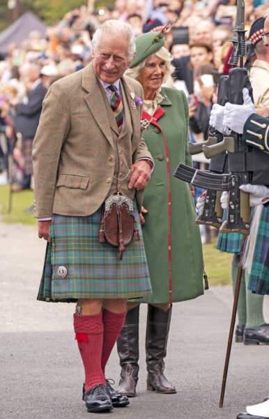Le prince Charles accompagné de Camilla Parker Bowles en tenue écossaise, le 3 septembre 2022. 