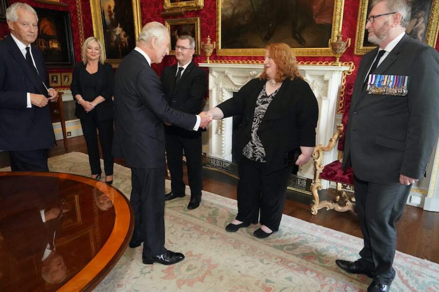 Le roi serrant la main de Naomi Long, membre de l'Assemblée législative d'Irlande du Nord.
