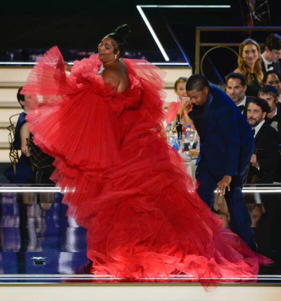 Lizzo impressionne toujours ! Elle enfile une volumineuse robe en tulle rouge électrisante et signée Giambattista Valli aux Emmy Awards à Los Angeles, le 13 septembre 2022.