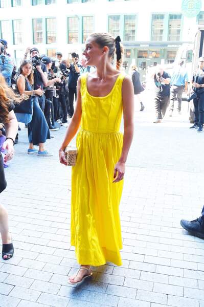 Olivia Culpo adore les couleurs flashy. Preuve en est, elle se glisse dans une robe ensoleillée au défilé de Mode Jason Wu lors de la Fashion Week à New York, le 10 septembre 2022. 