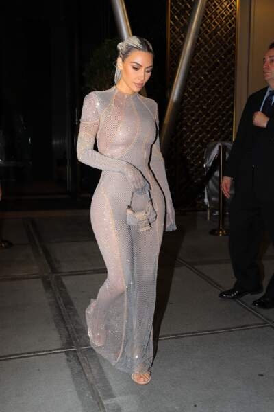 Kim Kardashian ose la robe "filet" pour assister au défilé Fendi à la Fashion Week de New York, le 9 septembre 2022. 