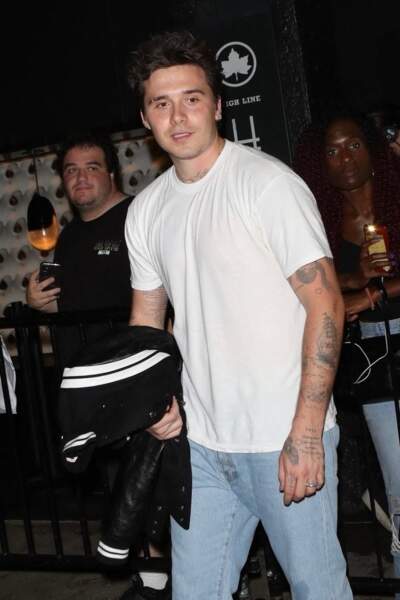 Brooklyn Beckham en pantalon en denim et t-shirt blanc pendant la Fashion Week de New York, le 12 septembre 2022.  
