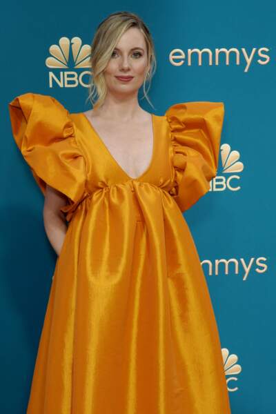 M.J. Delaney en orange ! Elle se glisse dans une robe à manches larges Kika Vargas aux Emmy Awards à Los Angeles, le 13 septembre 2022.