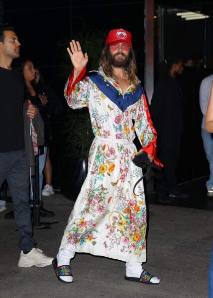 Jared Leto, l'acteur américain arbore le kimono flashy pour assister au défilé Vogue, le 12 septembre 2022. 