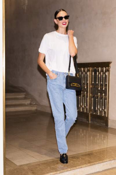Karlie Kloss en t-shirt et jean clair pour assister à la Fashion Week de New York, le 12 septembre 2022. 