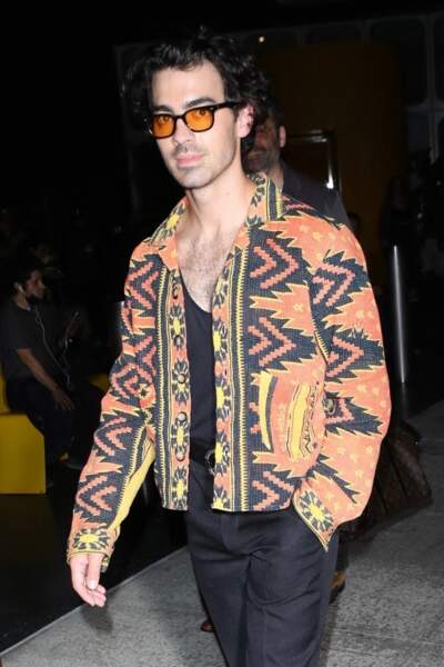 Joe Jonas, le chanteur américain en veste à imprimé et lunettes de soleil aux verres teintés pour assister à la Fashion week de New York, le 8 septembre 2022. 