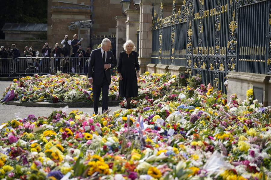 L'occasion de se recueillir devant le parterre de fleurs réalisé en la mémoire d'Elizabeth II.