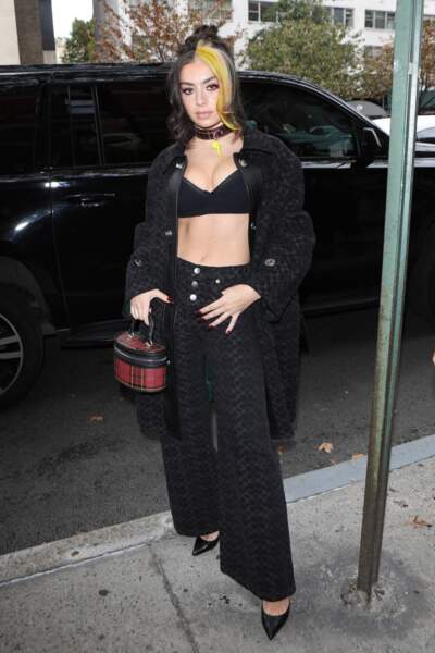 Charli XCX pose en brassiere et pantalon taille haute lors de la Fashion Week de New York, le 12 septembre 2022. 