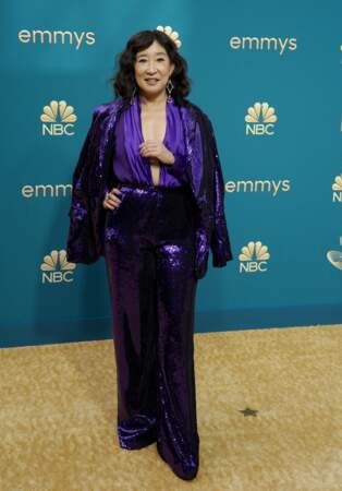 Sandra Oh opte pour un tailleur-pantalon à sequins Rodarte aux Emmy Awards à Los Angeles, le 13 septembre 2022.