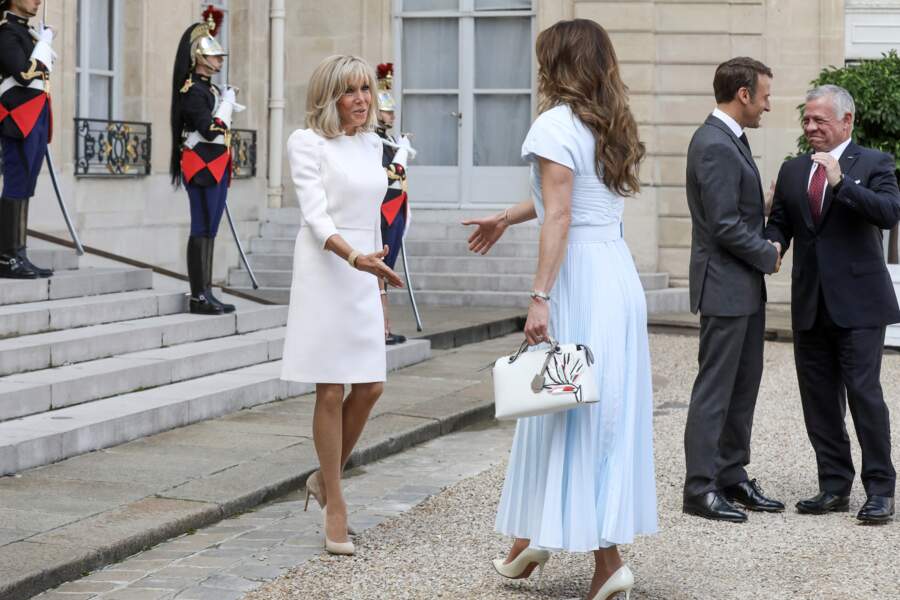 Brigitte Macron et Letizia d'Espagne toujours complices devant le palais de l'Élysée à Paris, le 14 septembre 2022. 