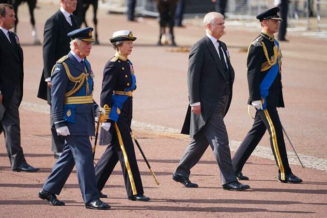 Le roi Charles III d'Angleterre, la princesse Anne, le prince Andrew, duc d'York et Timothy Laurence - Procession cérémonielle du cercueil de la reine Elizabeth II du palais de Buckingham à Westminster Hall à Londres, le 14 septembre 2022.