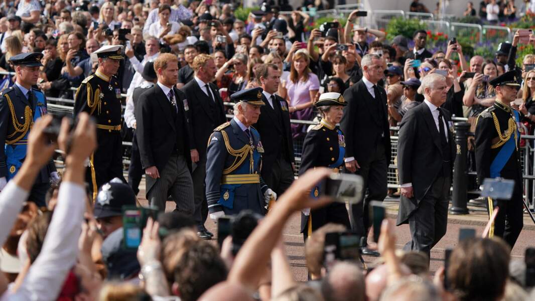 Le roi Charles III d'Angleterre, la princesse Anne, le prince William, prince de Galles, le prince Harry, duc de Sussex, le prince Edward, comte de Wessex, Peter Phillips et le prince Andrew, duc d'York  - Procession cérémonielle du cercueil de la reine Elizabeth II du palais de Buckingham à Westminster Hall à Londres, le 14 septembre 2022.