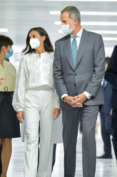 La reine Letizia d’Espagne choisit un ensemble composé d'un pantalon fluide et d'un chemisier blanc, le 14 septembre 2022. 