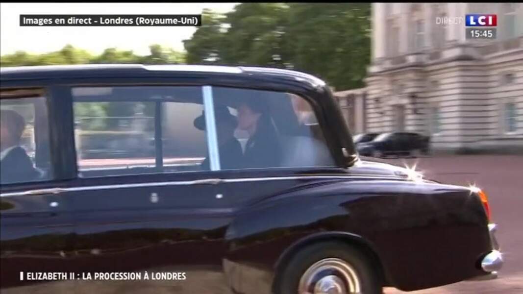 Kate Middleton et Camilla Parker-Bowles dans la même voiture lors de la procession en hommage à Elizabeth II, ce mercredi 14 septembre 2022.