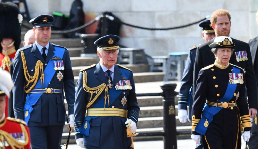 Le prince William, le prince Harry, le roi Charles III - Procession cérémonielle du cercueil de la reine Elizabeth II du palais de Buckingham à Westminster Hall à Londres. Le 14 septembre 2022.