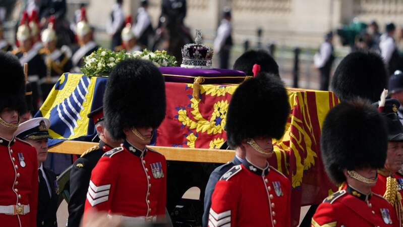 Procession cérémonielle du cercueil de la reine Elizabeth II du palais de Buckingham à Westminster Hall à Londres, le 14 septembre 2022.