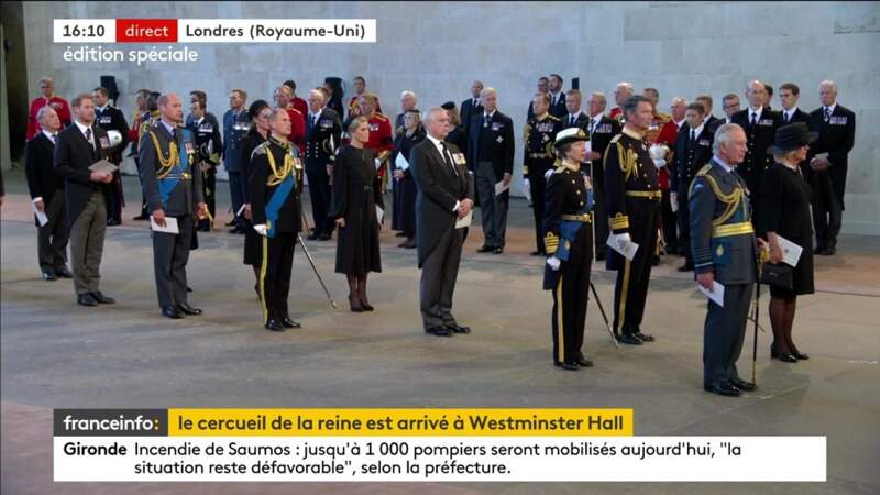 Toute la famille royale face au cercueil d'Elizabeth II à Westminster Hall, ce mercredi 14 septembre 2022.