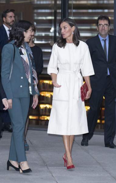 La reine Letizia d'Espagne dévoile ses jambes bronzées dans sa robe midi à Madrid, le 12 septembre 2022. 