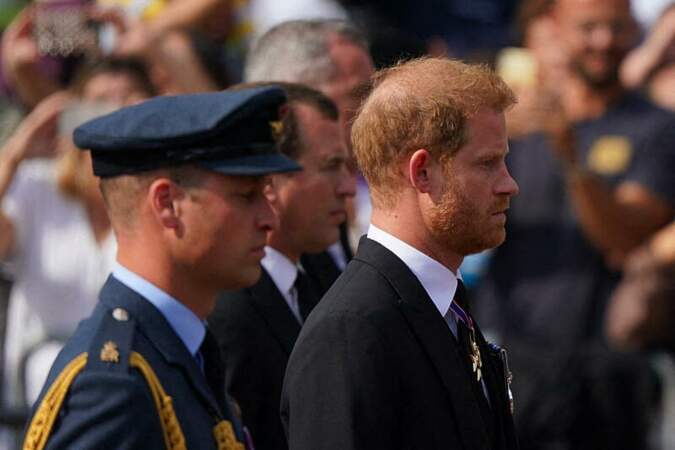 Le prince William, prince de Galles, le prince Harry, duc de Sussex - Procession cérémonielle du cercueil de la reine Elizabeth II du palais de Buckingham à Westminster Hall à Londres, le 14 septembre 2022.