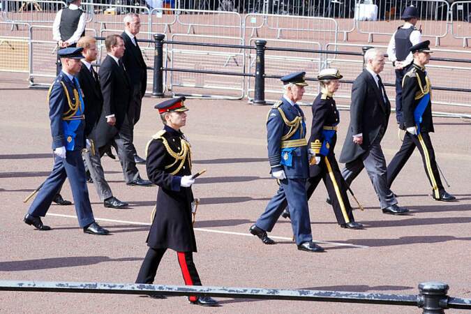 Le roi Charles III d'Angleterre, la princesse Anne, le prince William, prince de Galles, le prince Harry, duc de Sussex, le prince Edward, comte de Wessex, Peter Phillips et le prince Andrew, duc d'York  - Procession cérémonielle du cercueil de la reine Elizabeth II du palais de Buckingham à Westminster Hall à Londres, le 14 septembre 2022.