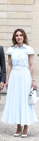 La reine Rania de Jordanie est rayonnante en robe bleue devant l'Élysée à Paris, le 14 septembre 2022. 