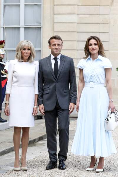 Emmanuel Macron, Brigitte Macron et Rania de Jordanie sont très élégants devant l'Élysée à Paris. 