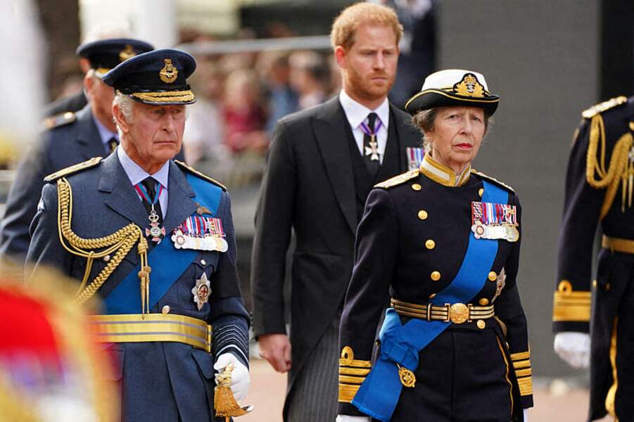 Le roi Charles III d'Angleterre, la princesse Anne et le prince Harry, duc de Sussex - Procession cérémonielle du cercueil de la reine Elizabeth II du palais de Buckingham à Westminster Hall à Londres, le 14 septembre 2022.