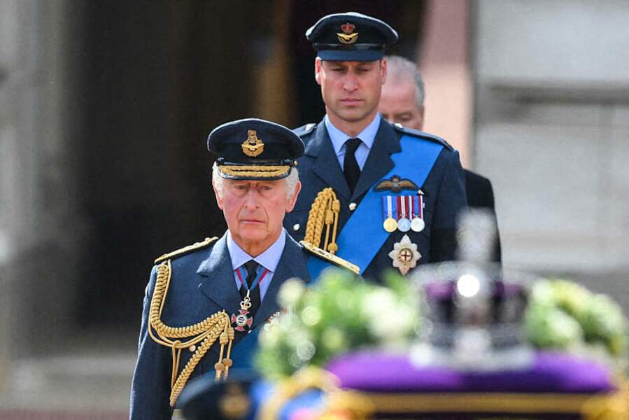 Le roi Charles III d'Angleterre, et le prince William, prince de Galles - Procession cérémonielle du cercueil de la reine Elizabeth II du palais de Buckingham à Westminster Hall à Londres, le 14 septembre 2022.
