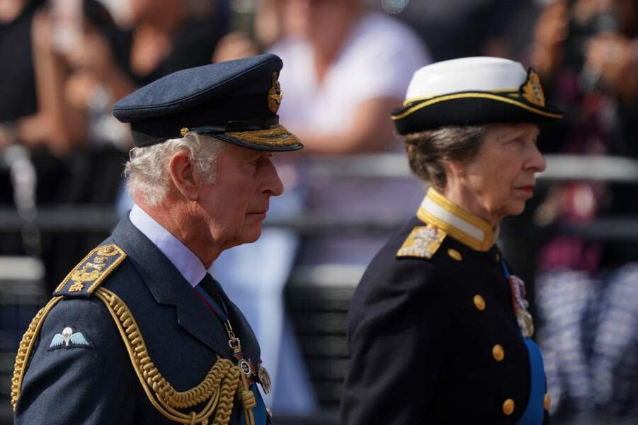 Le roi Charles III d'Angleterre, la princesse Anne  - Procession cérémonielle du cercueil de la reine Elizabeth II du palais de Buckingham à Westminster Hall à Londres, le 14 septembre 2022.