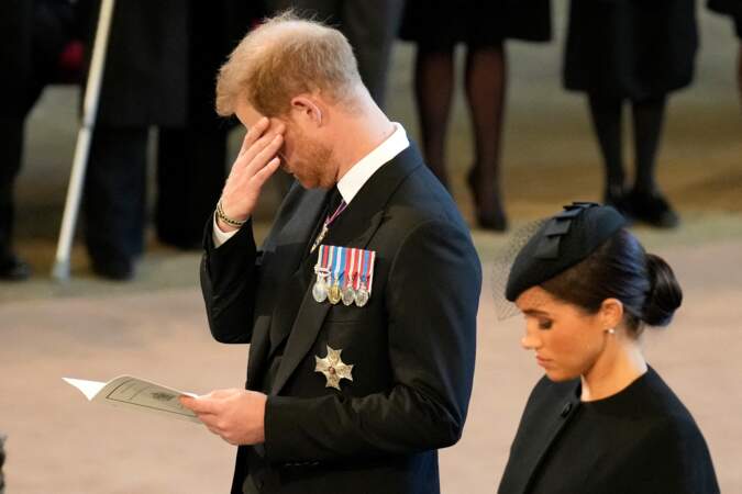 Les larmes du prince Harry - Procession cérémonielle du cercueil de la reine Elisabeth II du palais de Buckingham à Westminster Hall à Londres. Le 14 septembre 2022