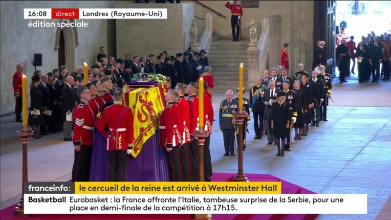 Le cercueil d'Elizabeth II à Westminster Hall, suivi par toute la famille royale, ce mercredi 14 septembre 2022.