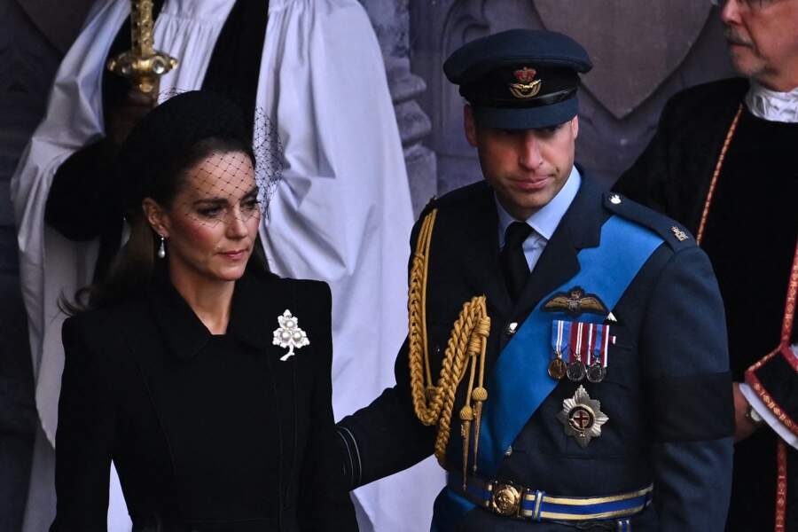 Le prince William réconforte Kate Middleton à la sortie de la procession cérémonielle du cercueil de la reine Elisabeth II. Le 14 septembre 2022.