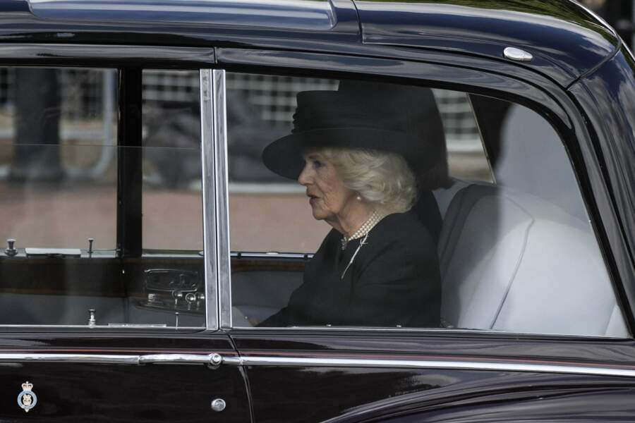 Camilla Parker Bowles arrive à la procession cérémonielle du cercueil de la reine Elizabeth II, du palais de Buckingham à Westminster Hall à Londres, le 14 septembre 2022.