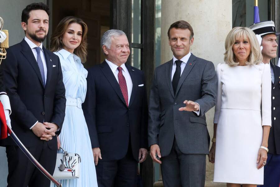 Emmanuel Macron et sa femme Brigitte Macron s'accordent : une chemise blanche pour Emmanuel Macron ainsi qu'une robe à épaulettes larges pour Brigitte Macron. 