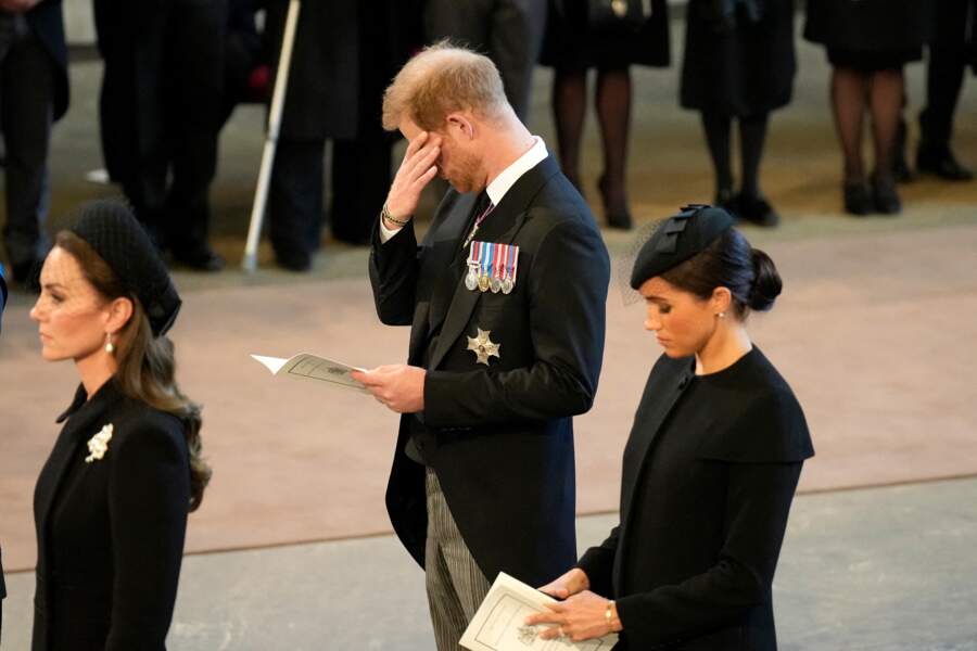 Le prince Harry essuie quelques larmes - Procession cérémonielle du cercueil de la reine Elisabeth II du palais de Buckingham à Westminster Hall à Londres. Le 14 septembre 2022