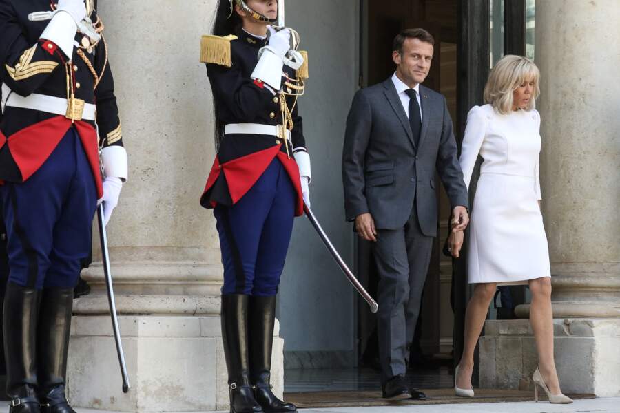 Emmanuel Macron et Brigitte Macron sortent de l'Élysée, le 14 septembre 2022. 