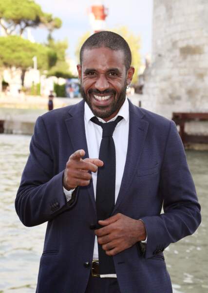Loup-Denis Elion en costard-cravate à la la 24ème édition du Festival de La Rochelle, le 13 septembre 2022.  