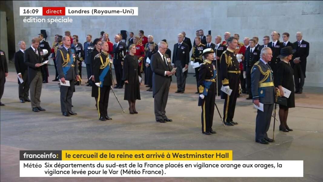 La famille royale face au cercueil d'Elizabeth II à Westminster Hall, ce mercredi 14 septembre 2022.