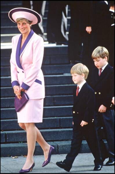 Le prince Harry, âgé de 6 ans, marche aux côtés de sa mère Lady Diana, et de son frère le prince William à la sortie de la cathédrale St Paul à Londres.