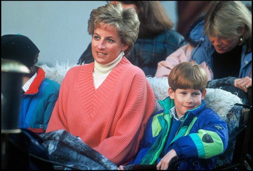 Le prince Harry, 10 ans en vacances à la montagne avec sa mère Lady Diana.