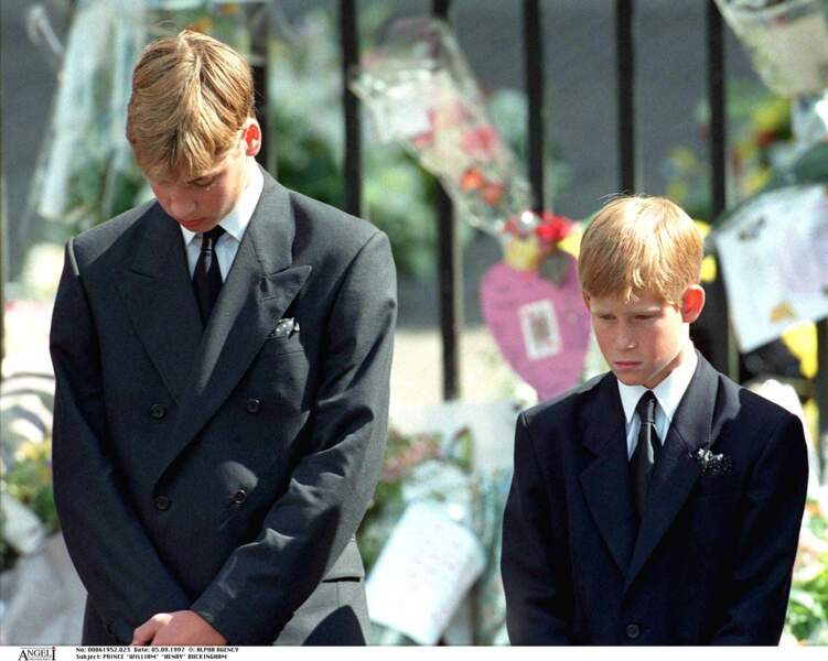 Le prince Harry et son frère le prince William aux obsèques de leur mère, la princesse Diana, décédée le 31 août 1997