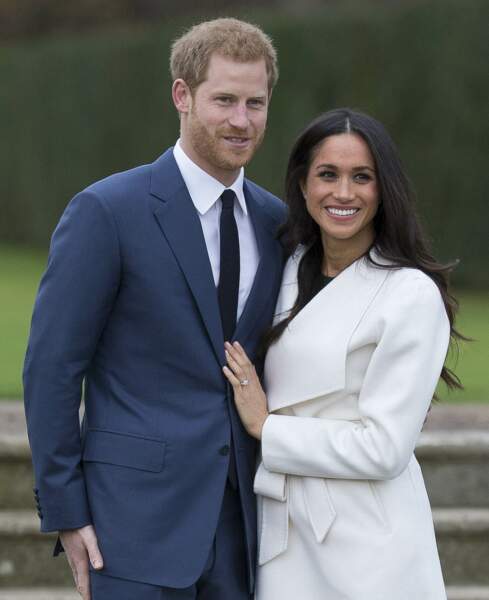 Le Prince Harry et Meghan Markle posent à Kensington palace après l'annonce de leur mariage au printemps 2018 à Londres
